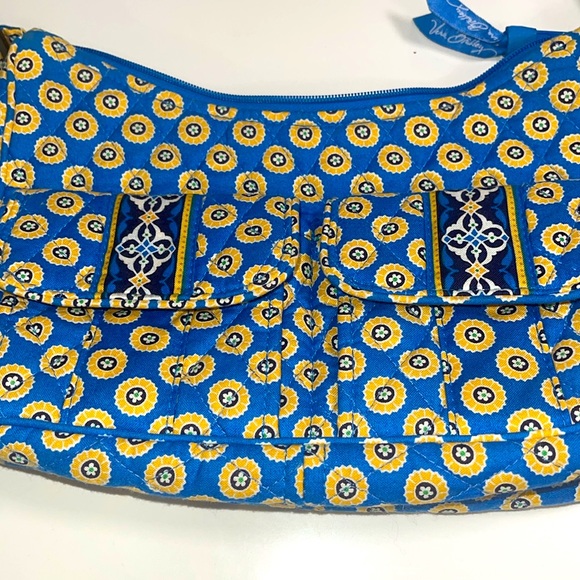 Vera Bradley small purse. Adjustable strap.. - Picture 2 of 4